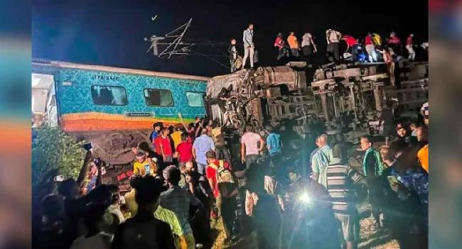 ඉන්දියාවේ දුම්රිය අනතුරින් මියගිය ගණන 200 ඉක්මවයි